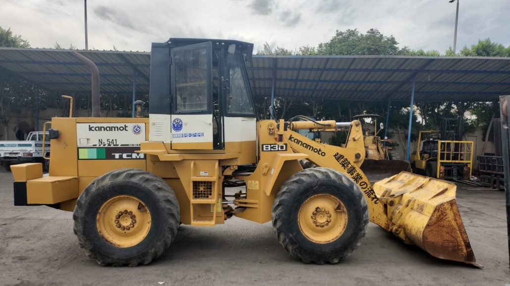 لودر 830 تى سى ام موديل تسعينات 4385 ساعه عمل محرك ايسوزو 6 استيراد اليابان