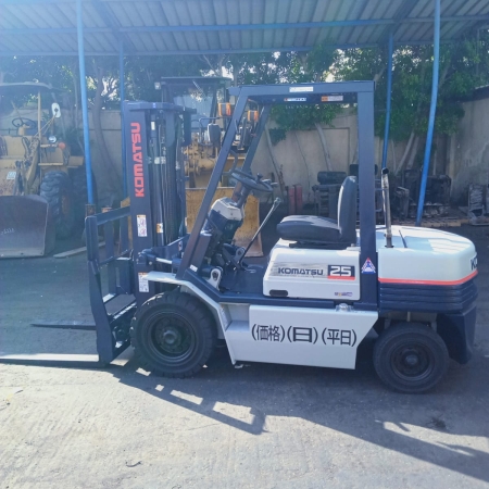 كلارك كوماتسو حمولة 2.5 طن